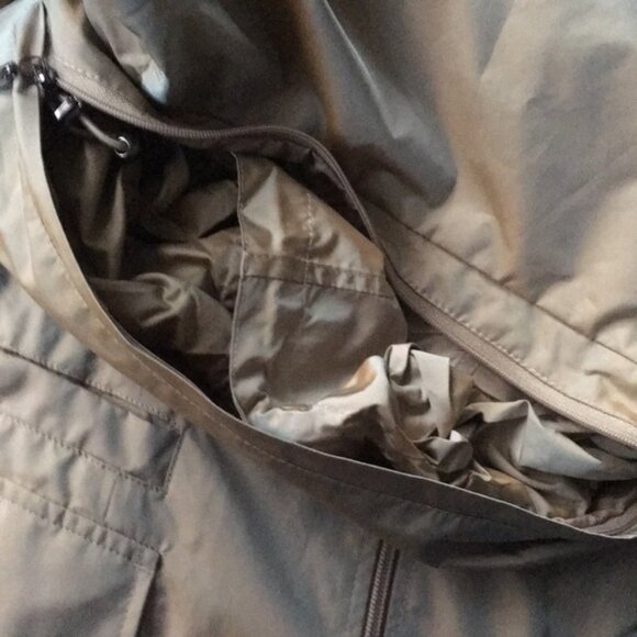 Cole Haan sz M Topaz Beige Tan Shimmer Travel Packable Raincoat Zip Hood Pockets - Picture 4 of 16